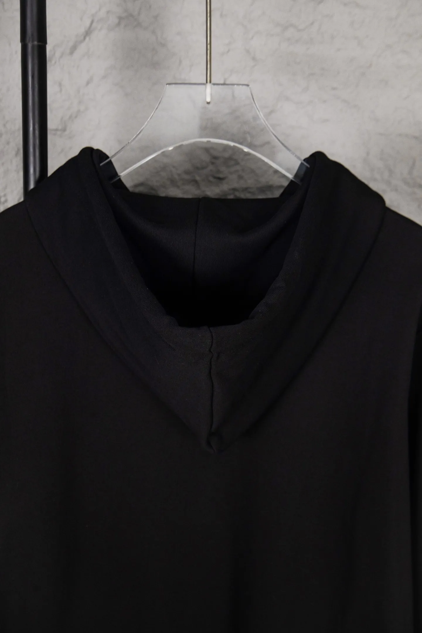 P230 Ralph Lauren/Ralph Lauren Malaysian embroidered zipper cardigan hooded sweatshirt. This sweatshirt is available for everyone in autumn and winter. You can wear it casually no matter how you wear it! ! This hooded sweatshirt is decorated with the simple style that represents Ralph Lauren and is paired with a pony embroidery pattern, which is three-dimensional and full! The solid color fabric paired with exquisite embroidery instantly sets it off! Hooded sports design, loose and casual fit! The overall texture is very strong! Through the pictures, we can feel the thickness and texture of custom-woven and dyed threads. The workmanship is exquisite. They are shipped from major foreign trade factories. They are all made by masters with many years of experience. Everything is of high standards and requirements! Simple and versatile model ~ Made of imported pique cotton fabric, which is super delicate and soft, close to the body without being tied. All fabrics and accessories are original custom-made and of high quality! Perfectly reflects the brand’s sense of superiority! Standard cut, comfortable stretch, unrestricted movement! Highly practical, high-end and classy! Versatile style ~ can be paired with jeans or jogging pants. Ideal for transitioning from your morning commute to weekend events! Size: S-XL Navy Black Gray
